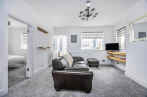 Hayling Beach House with Parking Pass The Keys